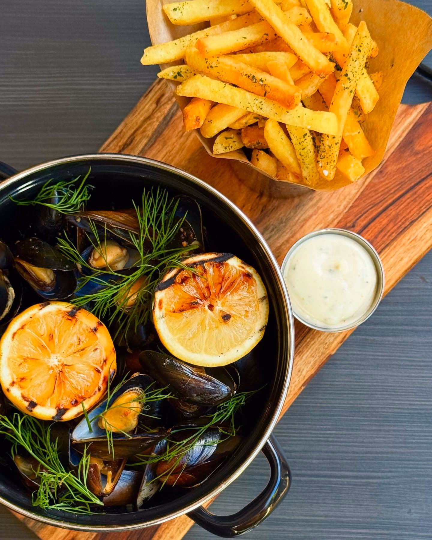 Muslinger med grillede citroner og pommes frites