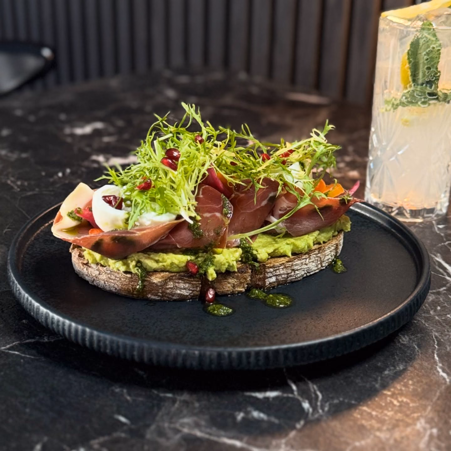 Avocado toast med lufttørret skinke - Christian IX Events