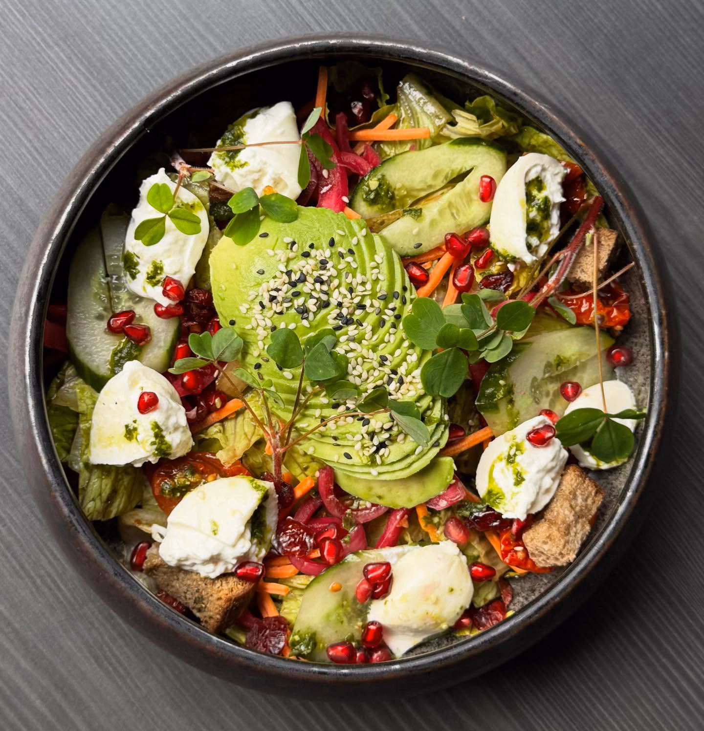 Burrata salat med farverige grøntsager
